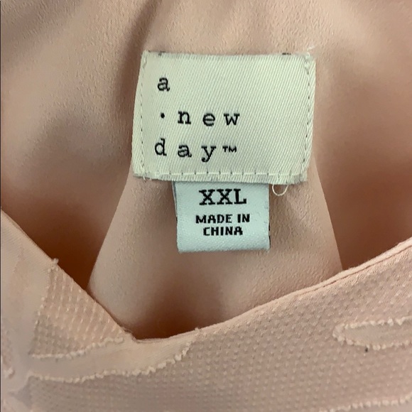 Light weight textured light pink chiffon tank top - Picture 3 of 4